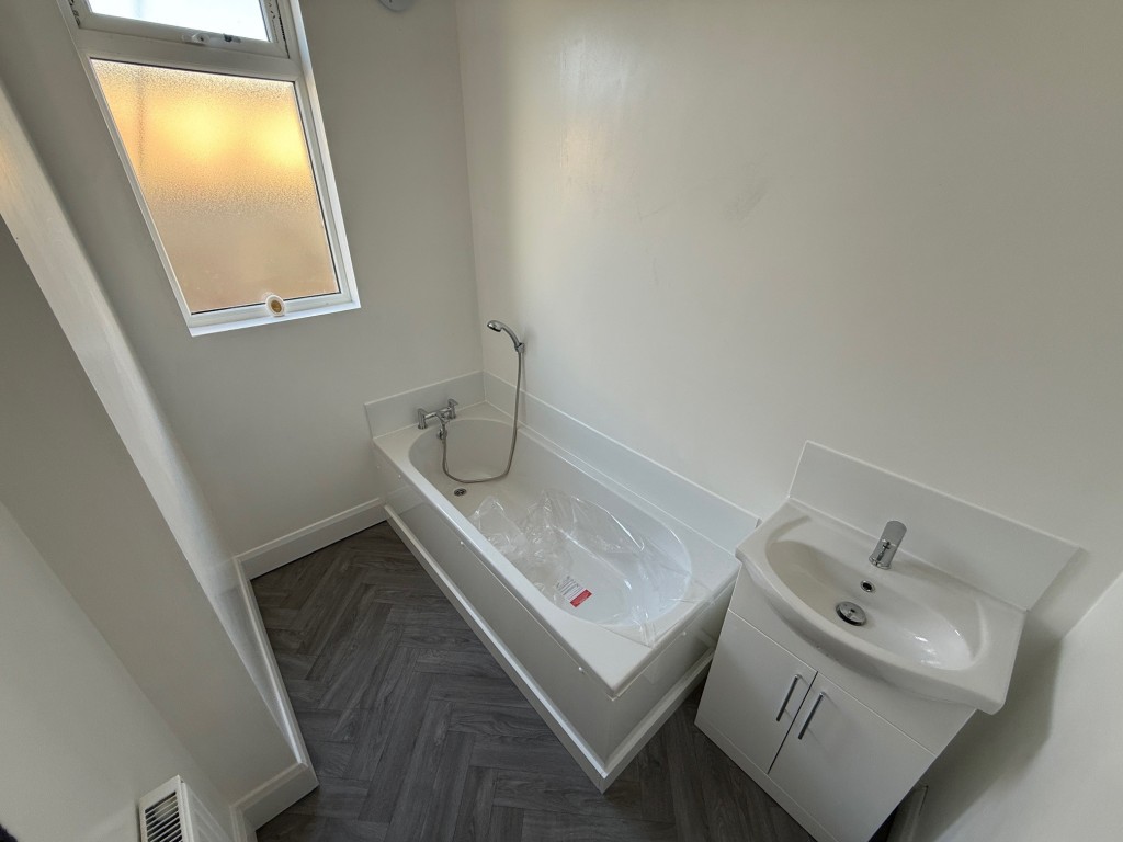 Lot: 63 - COMMERCIAL INVESTMENT WITH VACANT FLAT ABOVE - Newly fitted bathroom with vanity wash basin